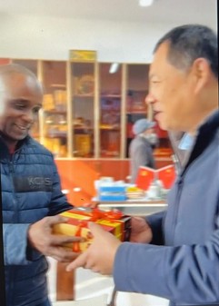 Remise de cadeau avec M. Alex Jang — partenariat ECARE / WARM GROUP